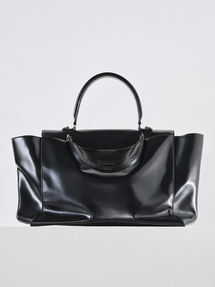 Balenciaga Hourglass Avenue沙漏包。品牌提供