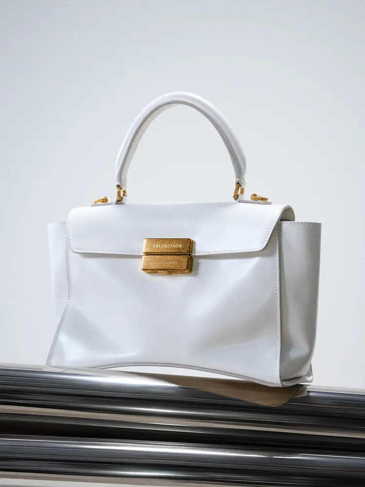 Balenciaga Hourglass Avenue沙漏包。品牌提供