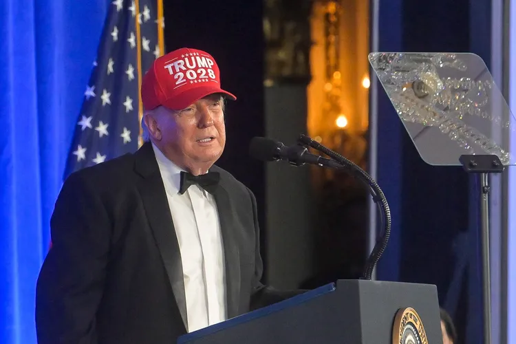 川普戴上象徵2028年總統大選（Trump 2028）的招牌紅帽。美聯社