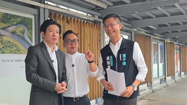 行政院秘書長張惇涵近日前往安樂區了解通勤情況。葉先鵬攝