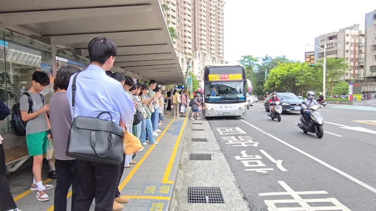 不少基隆市民每天靠著1815客運往返大台北地區。葉先鵬攝