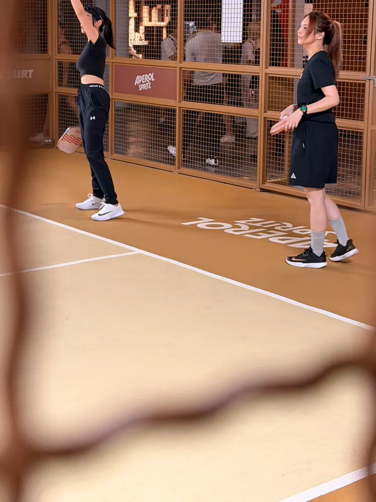 郭靜（右一）一身運動勁裝下場打球。林丞偉攝