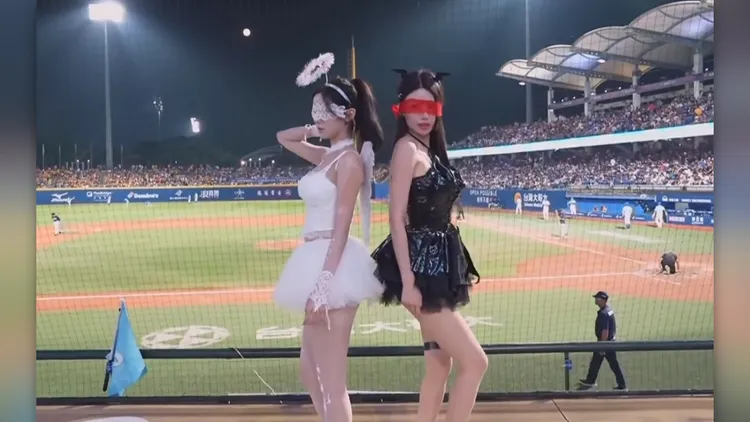 李珠珢、李雅英純慾天使、惡魔裝登台熱舞，辣翻全場。翻攝自富邦悍將官方YouTube頻道