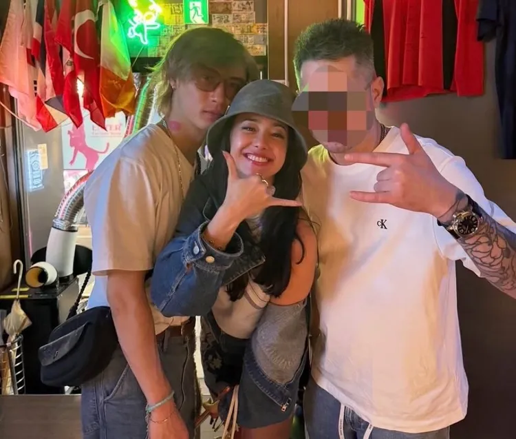橋本良亮（左起）7月生日時，和澤尻英龍華等人歡聚，緊貼身體合照，他脖子上的唇印引人側目。翻攝DEATHDOL_NOTE X