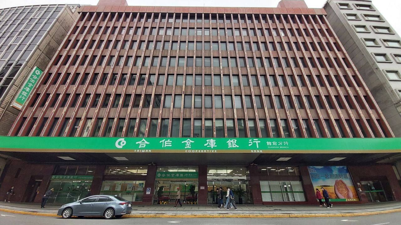 合庫投資長上班不看盤 被抓包網購女優小卡挑裸照
