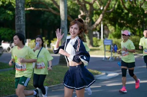 翁滋蔓連莊台大土木盃領跑　甜美現身為跑者掛獎牌