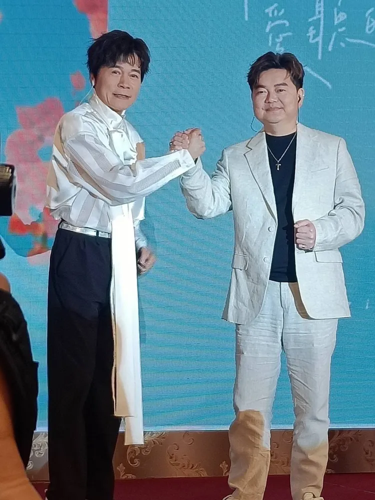 林宏銘(右)曾與洪榮宏合作發行《永遠的兄弟》。本人提供