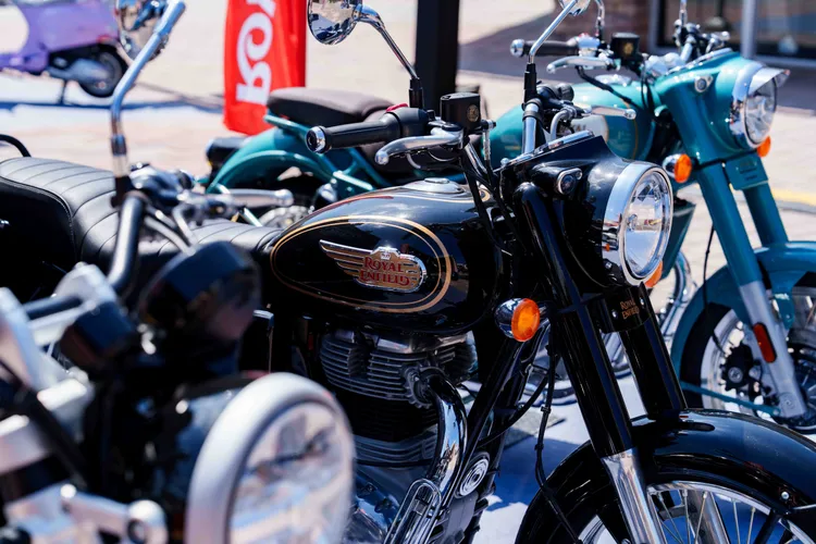 Royal Enfield Classic 350以圓形頭燈與經典油箱造型，延續品牌代表性的英倫復古風格。業者提供