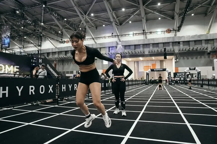 HYROX競賽80公尺波比蛙跳。圖取自HYROX Taiwan臉書