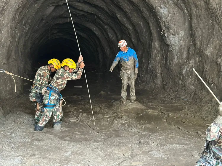 尼泊爾士兵在隧道外展開搜救行動。路透