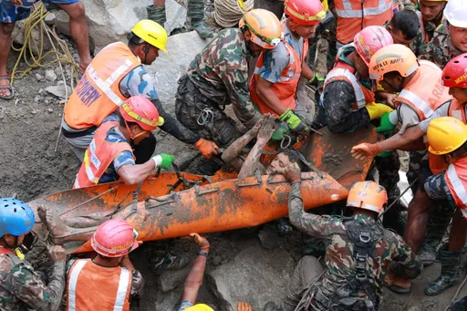 尼泊爾振奮畫面！困「水泥隧道」9天　2人奇蹟獲救