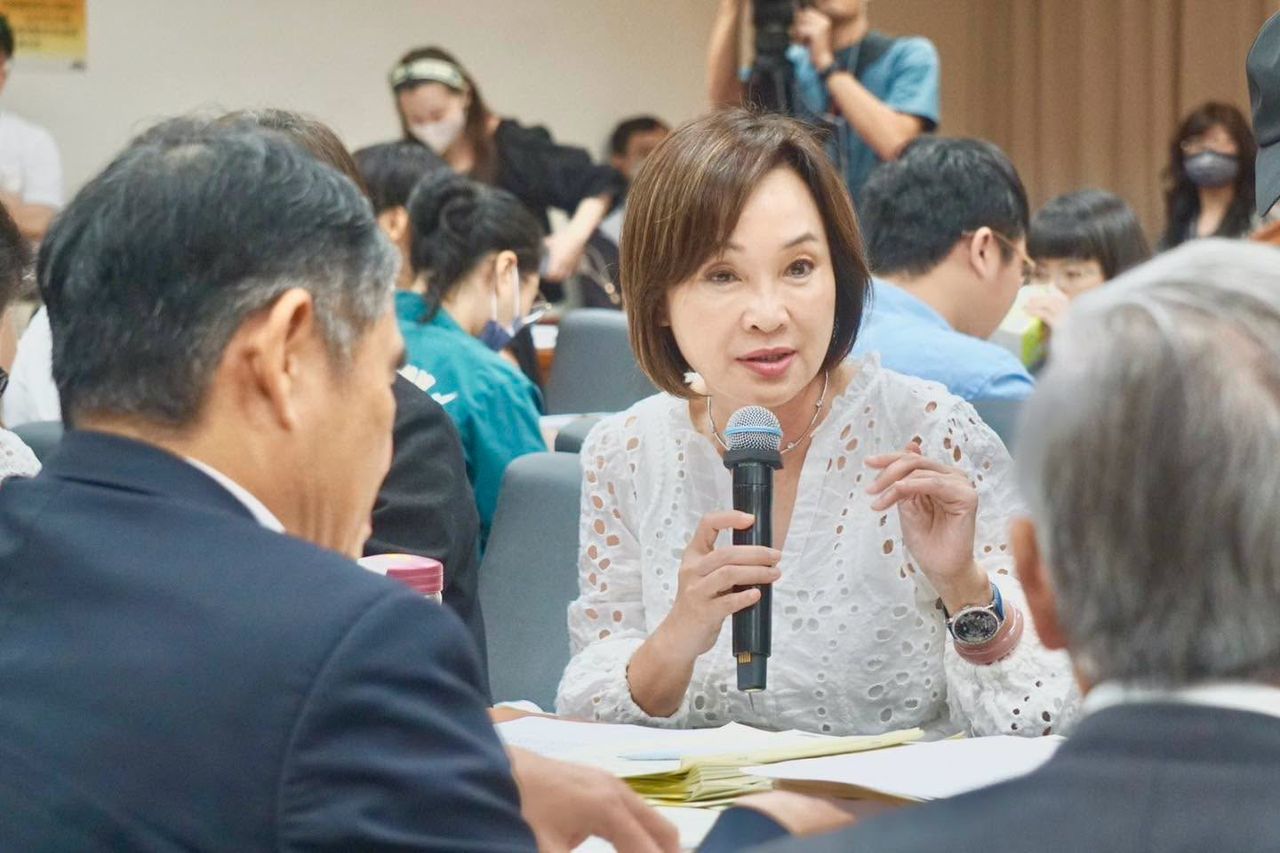 柯志恩專訪2|主播嫩照曝光!國際視野與多元歷練接軌世界 老公比她更接地氣