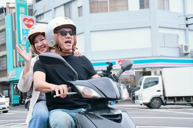 柯志恩登記參選時，老公騎機車載她到鳳山行政中心。翻攝畫面