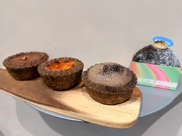 wataru攜手Supranormal Bakery Café、EATDONUT推出4款聯名焙茶甜點。陳揚盛攝
