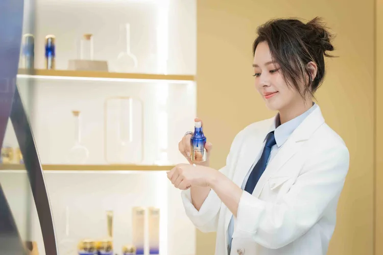 資生堂激抗痕亮采緊緻超級精華，40ml／6000元、80ml／9500元。品牌提供
