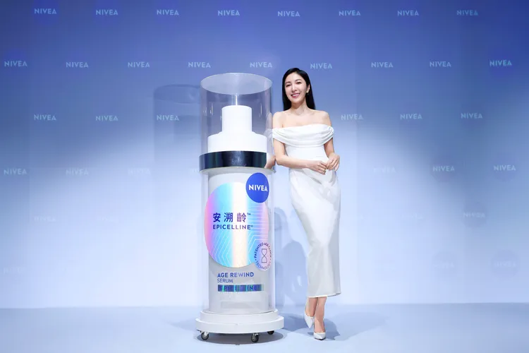 楊謹華推薦妮維雅安溯齡肌活精華新品。品牌提供