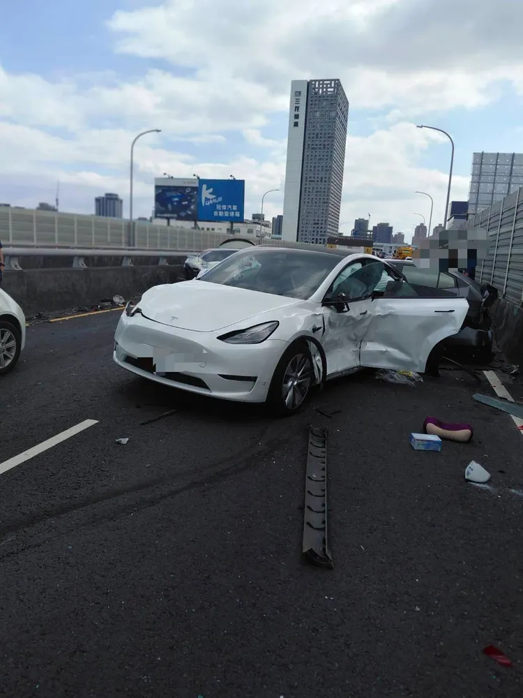 白色小客車左側車門變形，無法打開，可見撞擊力之大。翻攝畫面