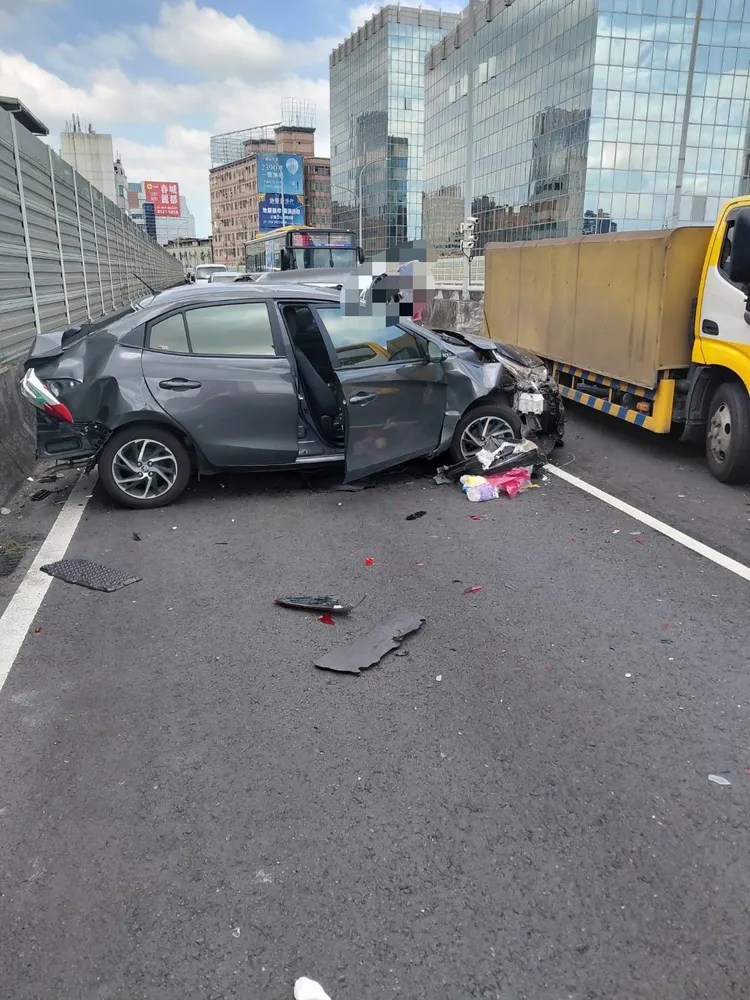 小客車車頭受損嚴重，車尾疑似也遭追撞。翻攝畫面