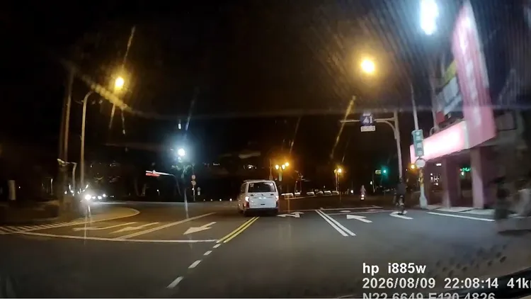 救護車沒執勤，轉彎未打方向燈。翻攝Threads