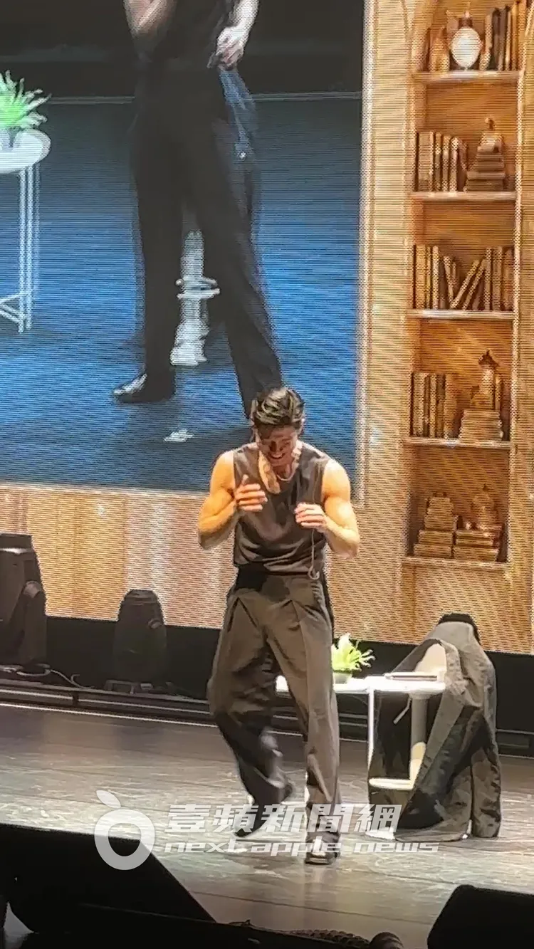金武烈露出健壯手臂打拳，應粉絲要求沒再把外套穿上。讀者提供