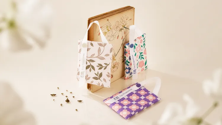 「拾秋木茶香氛禮盒」內含一份「時光彼岸・麝香療創木焙茶」限定香氛，並額外提供八份調香素材，旅人可製作不同風味的香氛袋。晶泉丰旅提供