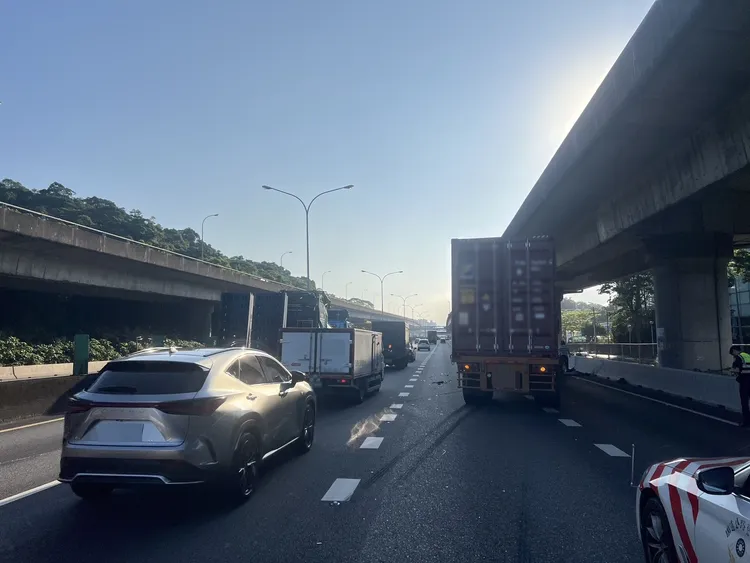 交通一度堵塞。翻攝畫面