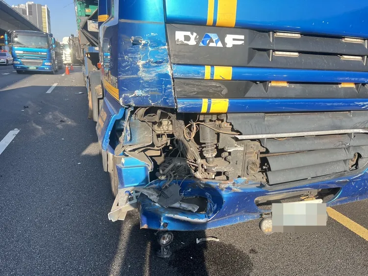 疑貨櫃車變換車道不慎發生車禍。翻攝畫面