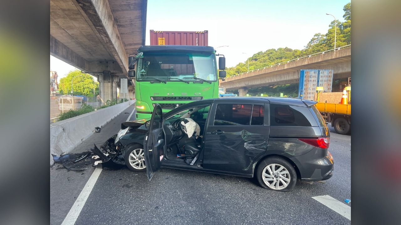國1北15.7公里東湖路段3車連撞 小客車安全氣囊爆開1人送醫