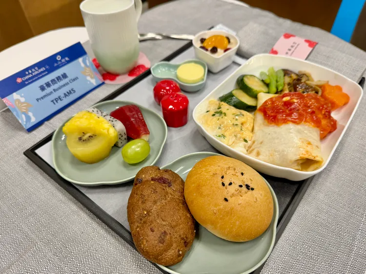 華航這次示範航班全艙等供應米其林綠星蔬食「小小樹食」餐點選項。莊偉祺攝