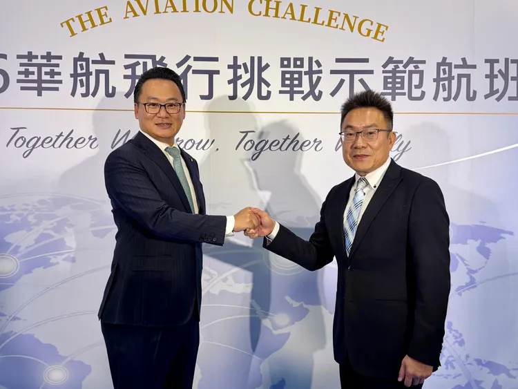 華航總經理陳漢銘（左）、中國信託支付金融事業處長陳德風合影。莊偉祺攝