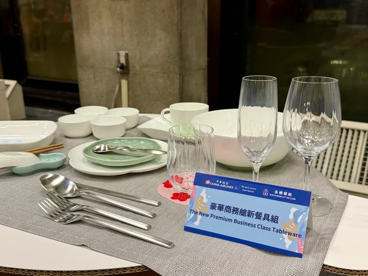 華航台北－阿姆斯特丹示範航班使用輕量瓷餐具，整體組減重約27%。莊偉祺攝