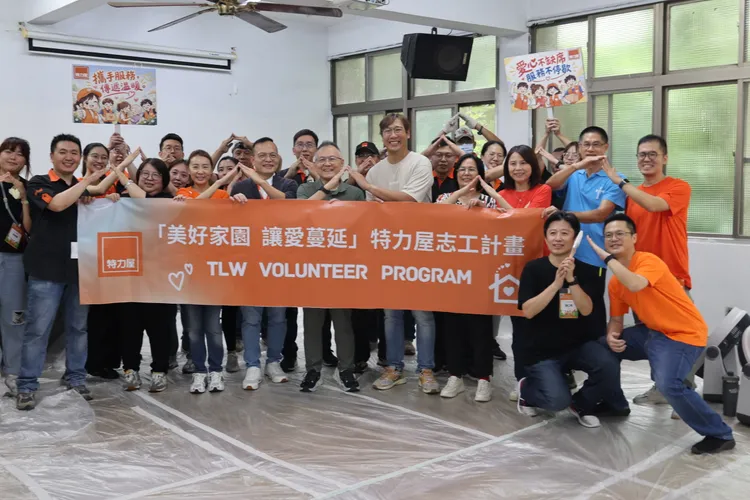 特力屋總經理張栢青(左起5)率領近200位員工一同投入「特力屋志工日」公益活動，將特力屋擅長的修繕能力轉化為支持孩子們健康成長的實。業者提供