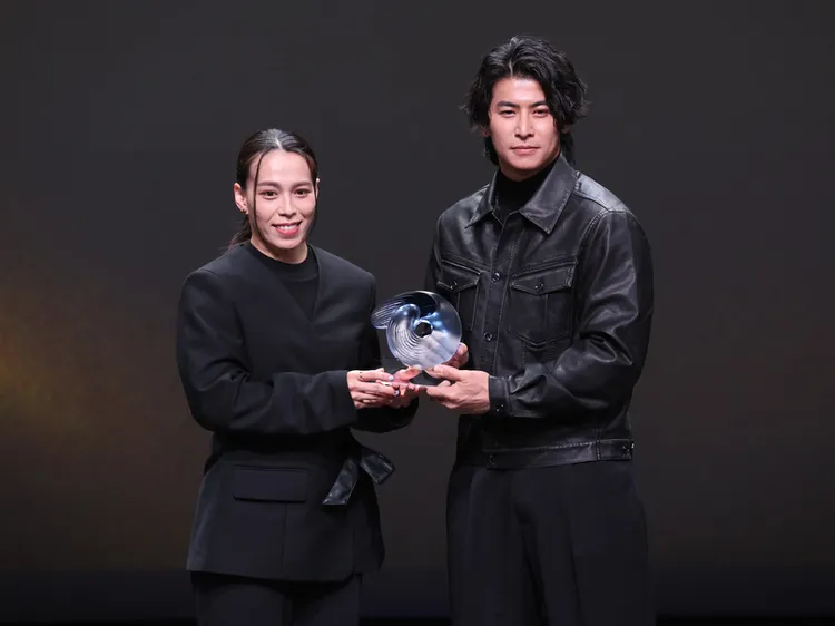球員陳傑憲（右）日前拿下精英獎最佳男運動員獎。 中央社