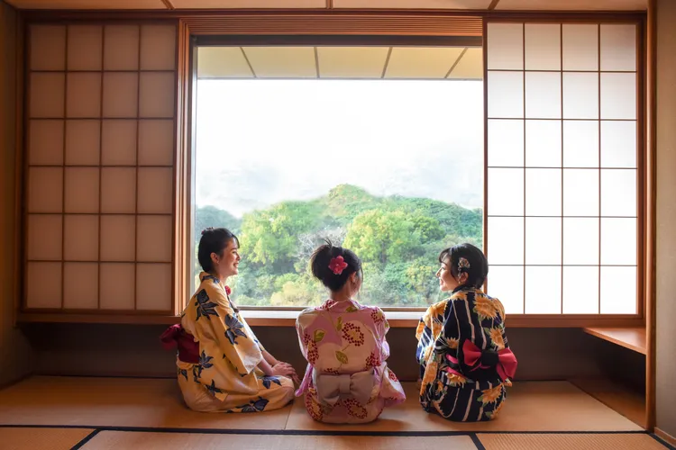 全館住房專案皆適用國旅補助，涵蓋一泊二食、早鳥壽星、孝親紀念日及「妖怪探險湯宿」等主題企劃，滿足多元旅遊需求。日勝生加賀屋提供