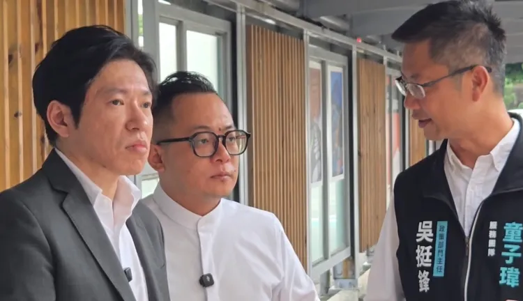 議長童子瑋今天邀請行政院秘書長張惇涵到基隆安樂區瞭解通勤狀況。翻攝照片
