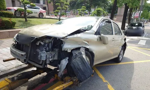 高速公路驚見塑膠籃！自小客急閃自撞護欄　女駕駛輕傷
