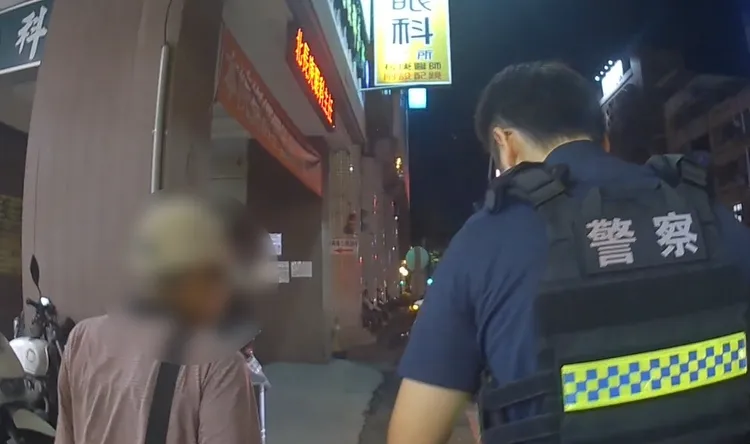 有失智情形的潘婦在警方、里長及熱心民眾協助下順利回家。翻攝畫面