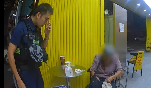 8旬失智婦夜走摔路中　這東西幫了警察