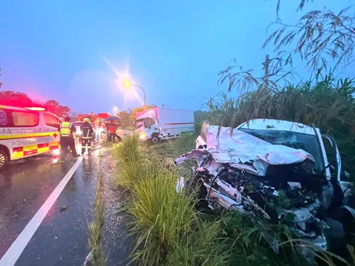 天雨路滑花蓮台9線光復段小貨車撞轎車　車頭全毀母子雙亡