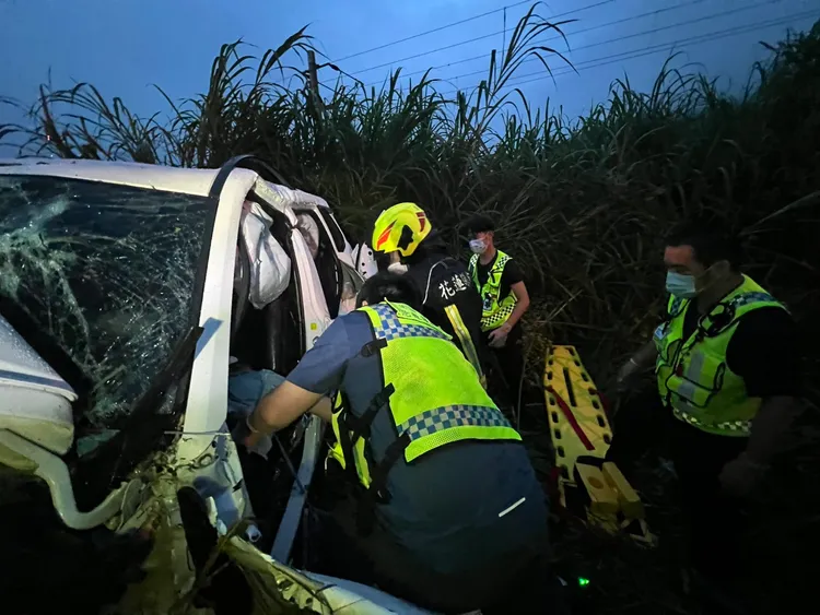 警消搶救受困車內傷者。消防局提供