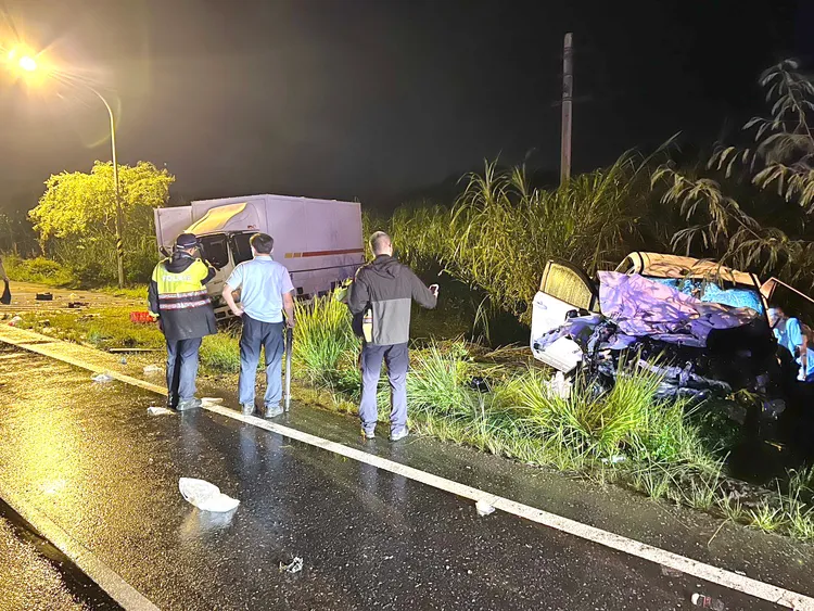 車禍現場天雨路滑疑有道路縮減情況。民眾提供