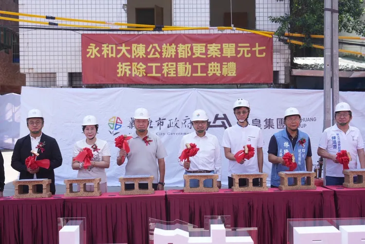 大陳7敲磚祝福。都更處提供