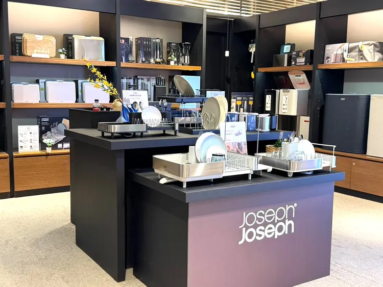 Joseph Joseph台中櫃位設有中島展示區，陳列Extend瀝水架。恆隆行提供