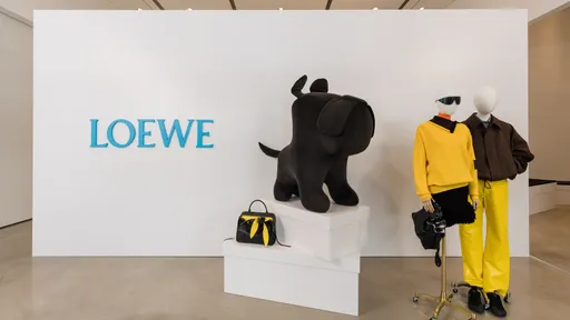LOEWE的幽默就是種奢華　2026秋冬毛茸茸藝術與Whisker新包吸睛登場