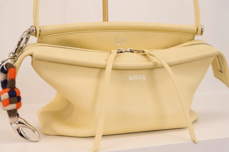 LOEWE秋冬主推的Whisker包款，擁有猶如貓咪鬍鬚般的設計。品牌提供