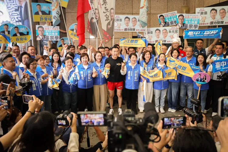 今天是九三軍人節，國民黨台中市長參選人江啟臣過去是陸軍海龍蛙兵退伍，因此也特別在登記這天，穿著海龍蛙兵的標配「紅短褲，白鞋」，跑步抵達選委會完成登記。讀者提供