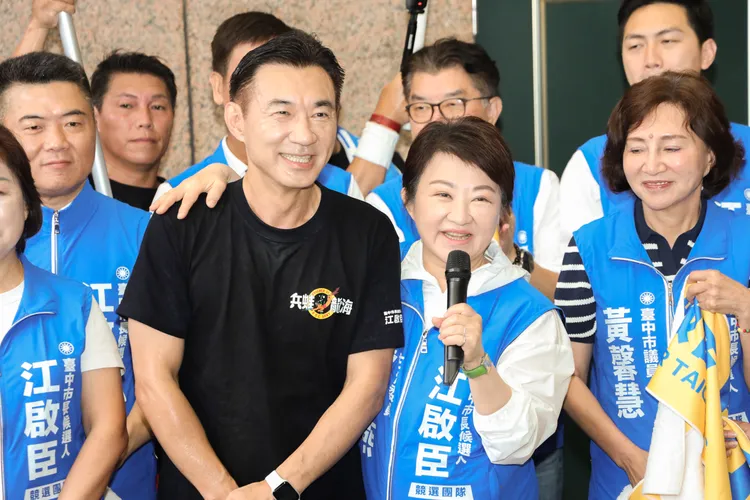 今天是九三軍人節，國民黨台中市長參選人江啟臣過去是陸軍海龍蛙兵退伍，因此也特別在登記這天，穿著海龍蛙兵的標配「紅短褲，白鞋」，跑步抵達選委會完成登記。讀者提供