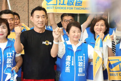 江啟臣軍人節登記選台中市長　穿海龍蛙兵「紅短褲」現身選委會