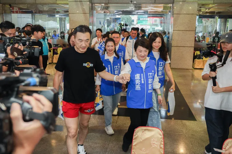 江啟臣過去是陸軍海龍蛙兵退伍，因此也特別在登記這天，穿著海龍蛙兵的標配「紅短褲，白鞋」，跑步抵達選委會完成登記。讀者提供