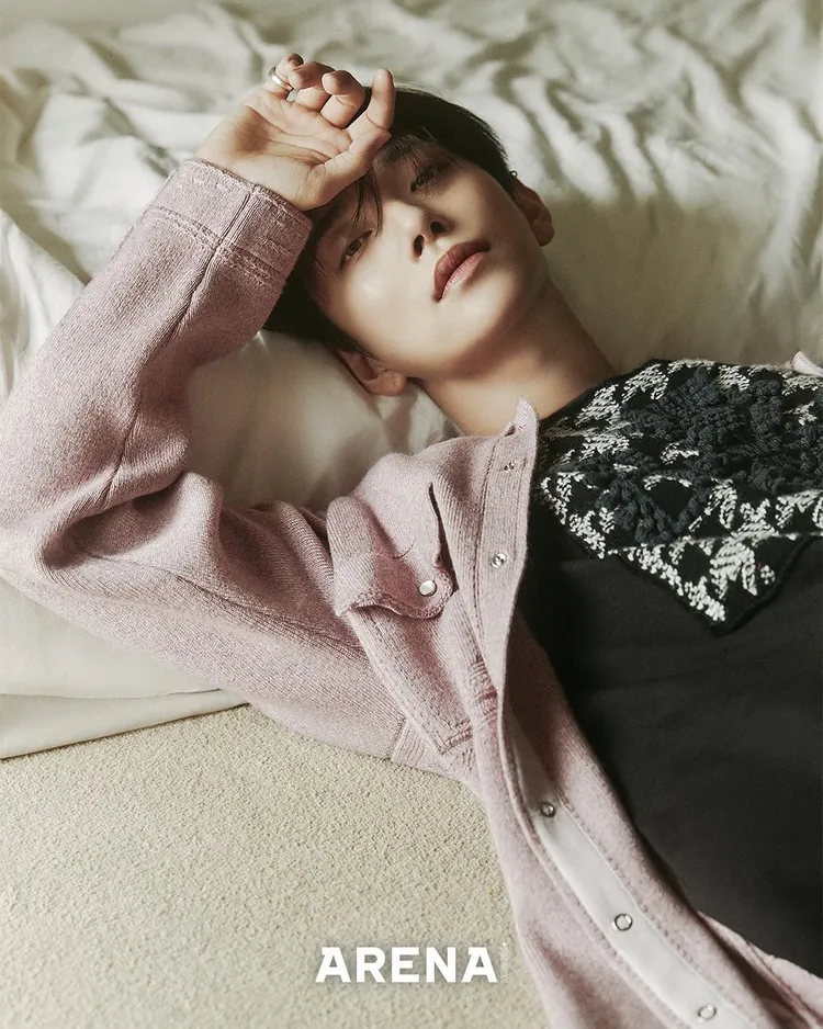 SEVENTEEN成員JOSHUA也曾穿著Barrie羊絨服飾登上雜誌封面。翻攝JOSHUA IG